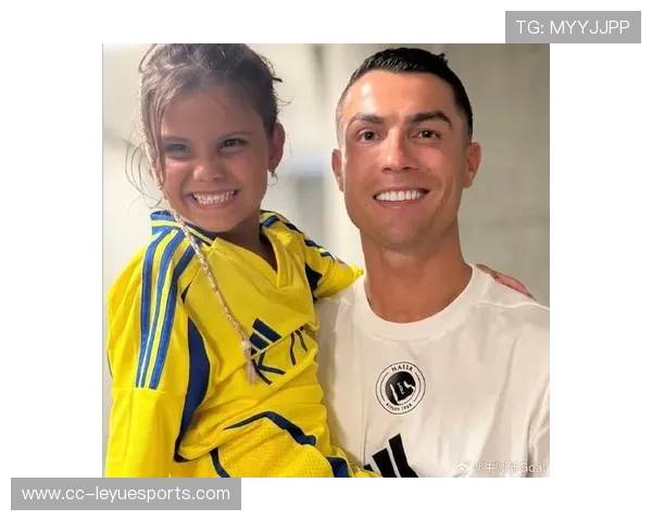 C罗与球迷亲密互动暖心时刻展现无私关怀与真挚情感 C罗与球迷亲密互动暖心时刻展现无私关怀与真挚情感