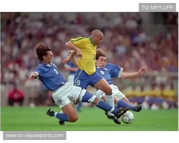 三大足球巨星跳舞精彩瞬间高清集锦展现球场之外的魅力与风采 三大足球巨星跳舞精彩瞬间高清集锦展现球场之外的魅力与风采