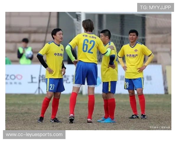 中国足球球星因不满判罚愤怒扔鞋事件引发广泛关注和热议