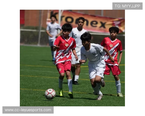 足球球星亲自指导足球小将成长之路 助力青少年足球梦想成真