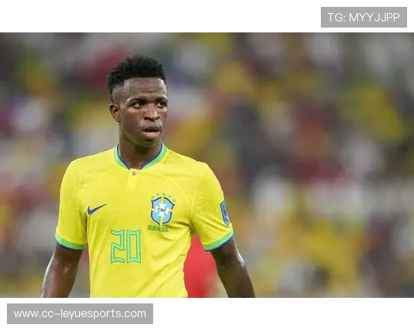 足球球星身体结构解析：揭示运动员体能优势与运动表现的秘密